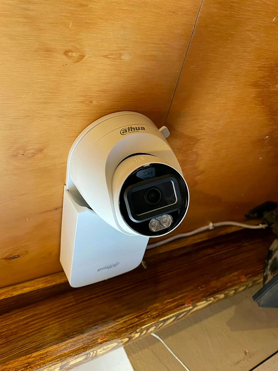 Cámara domo Dahua instalada en el techo de madera de un negocio
