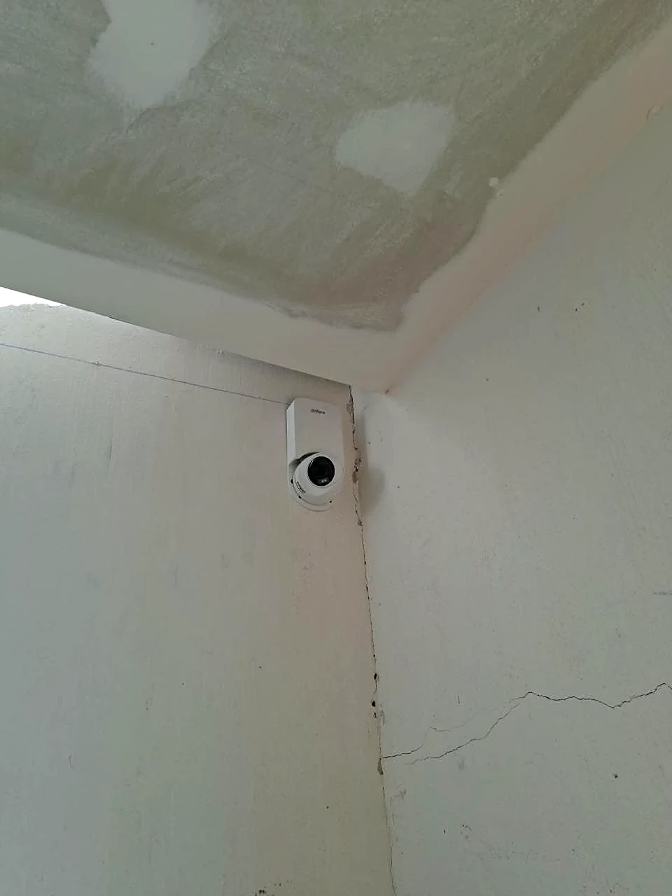Cámara domo instalada en esquina interior