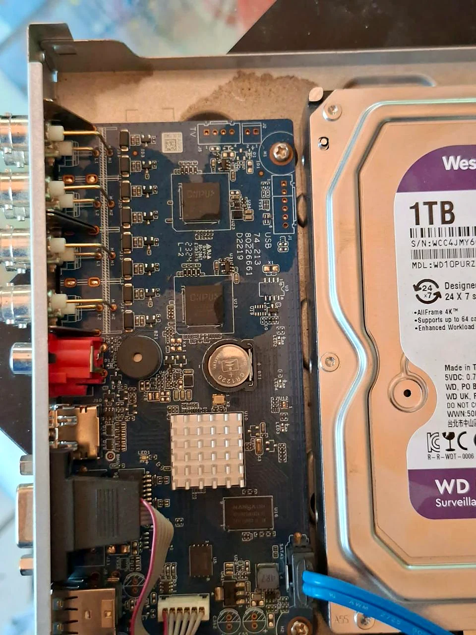 Interior de un grabador con disco duro de 1 TB para videovigilancia
