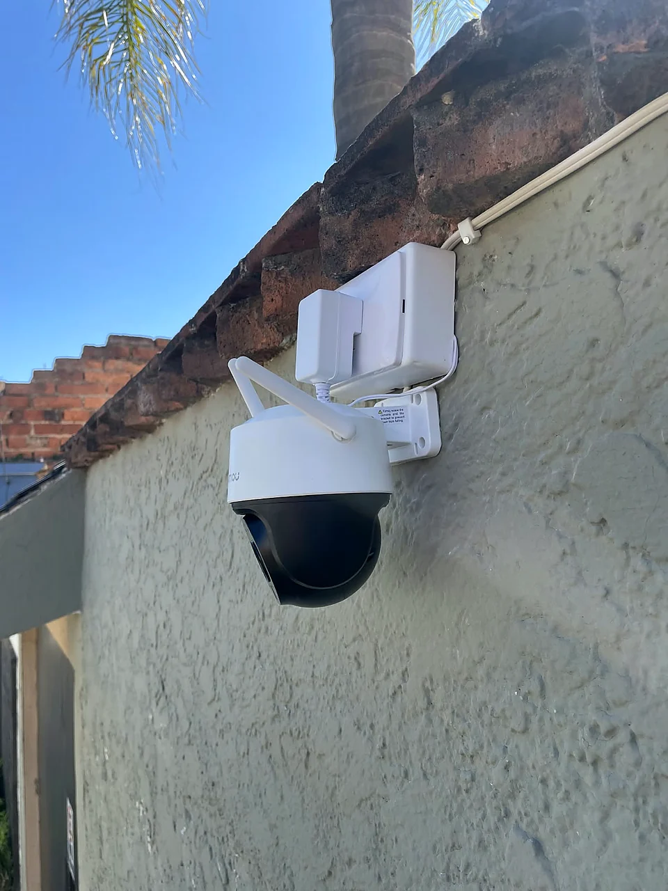 Cámara Imou en barda con caja de conexión y cable sujeto