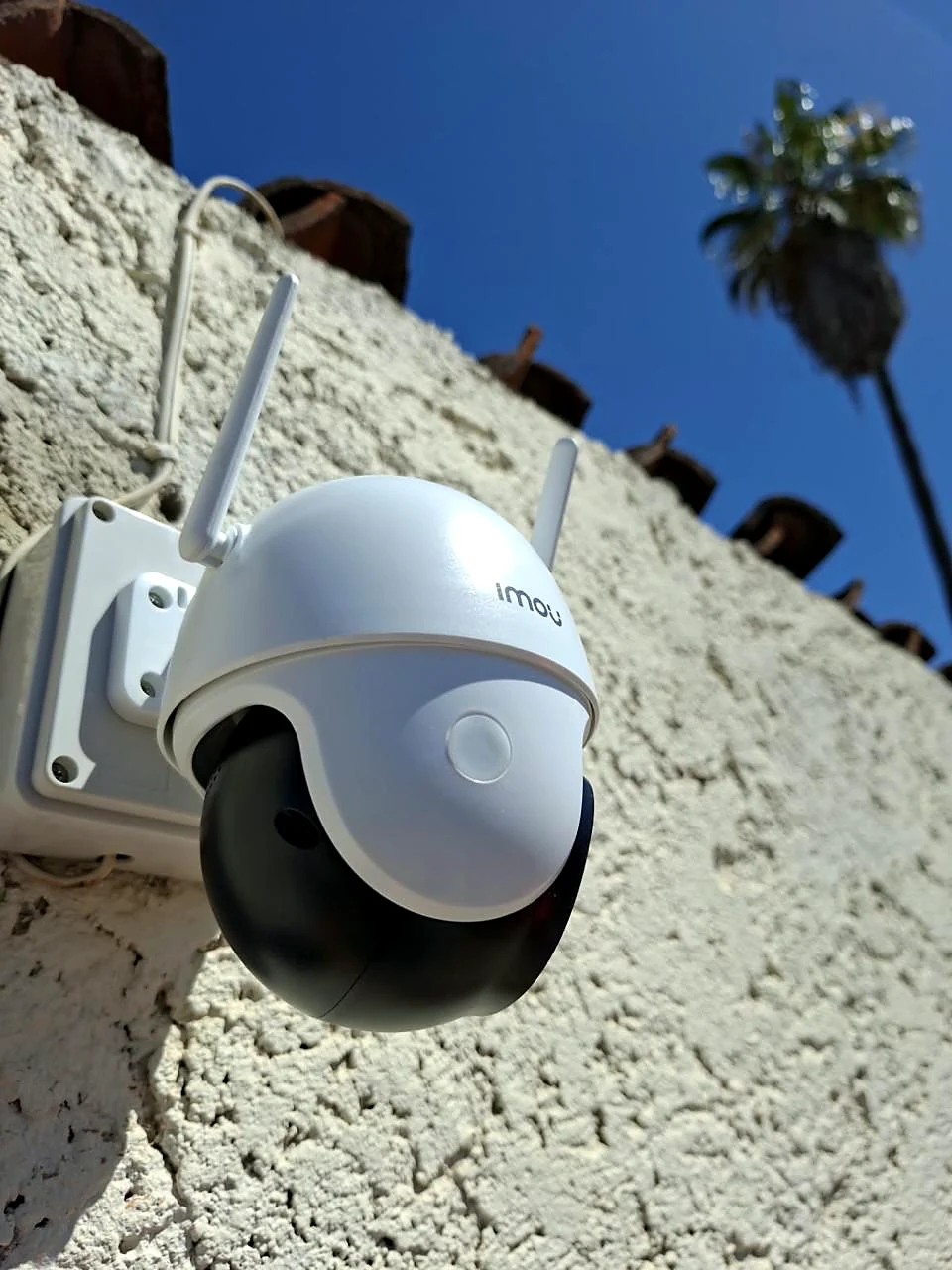 Cámara Imou instalada por Control Cam en una barda
